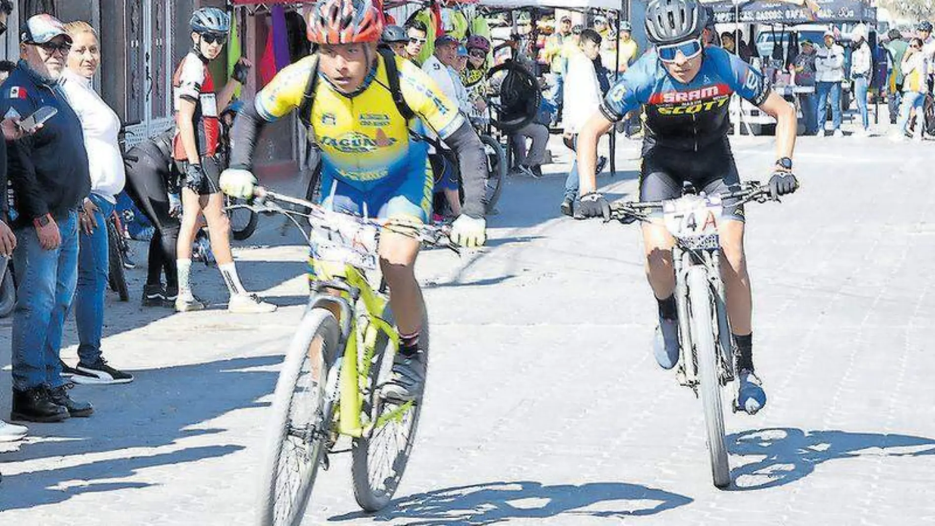 pedalean bicitleta